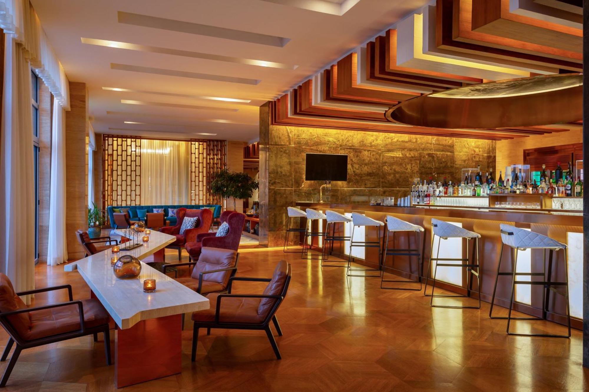 Sheraton Baku Intourist Ngoại thất bức ảnh The bar at the Westin