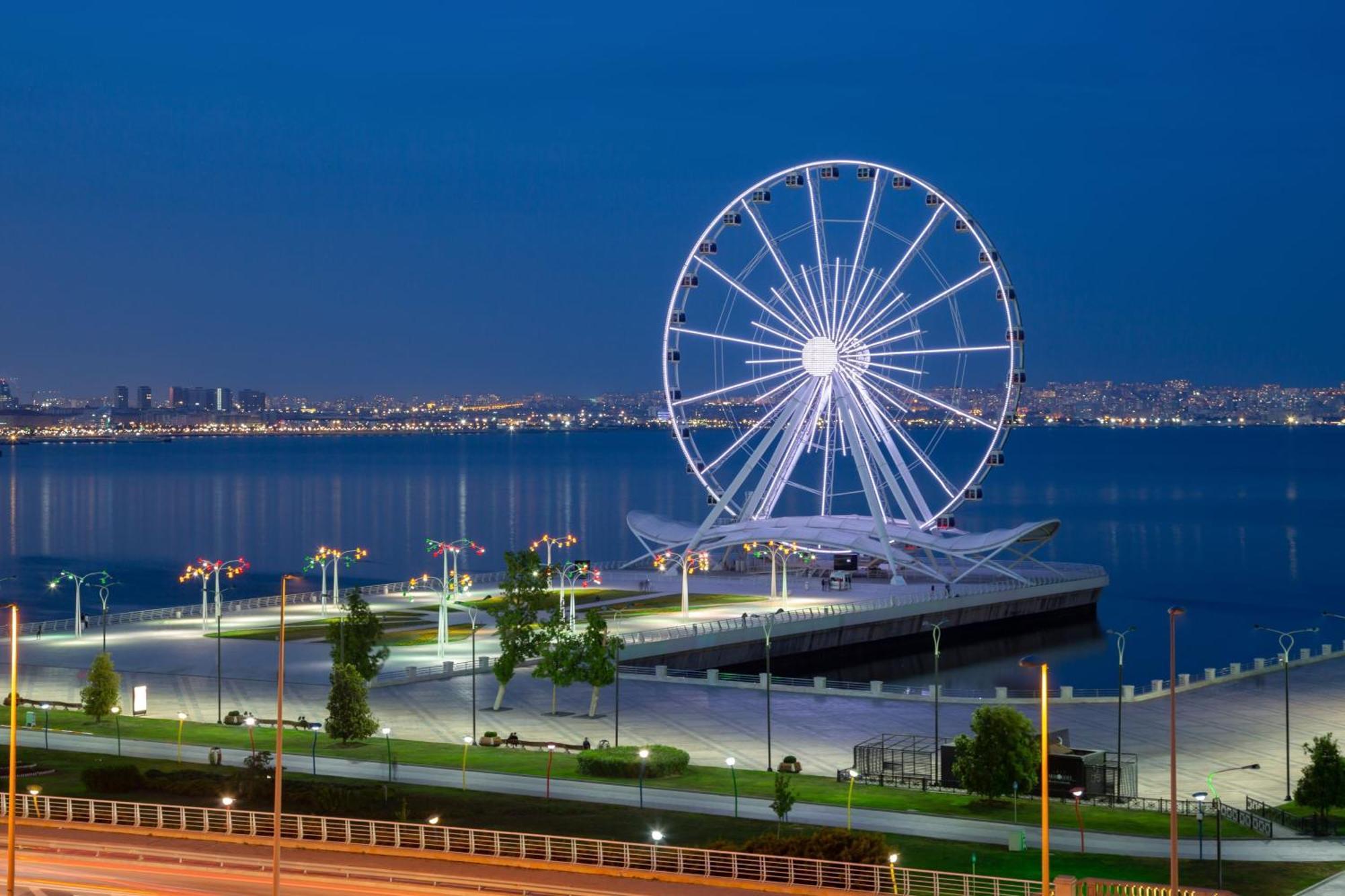 Sheraton Baku Intourist Ngoại thất bức ảnh The Ferris wheel at the park