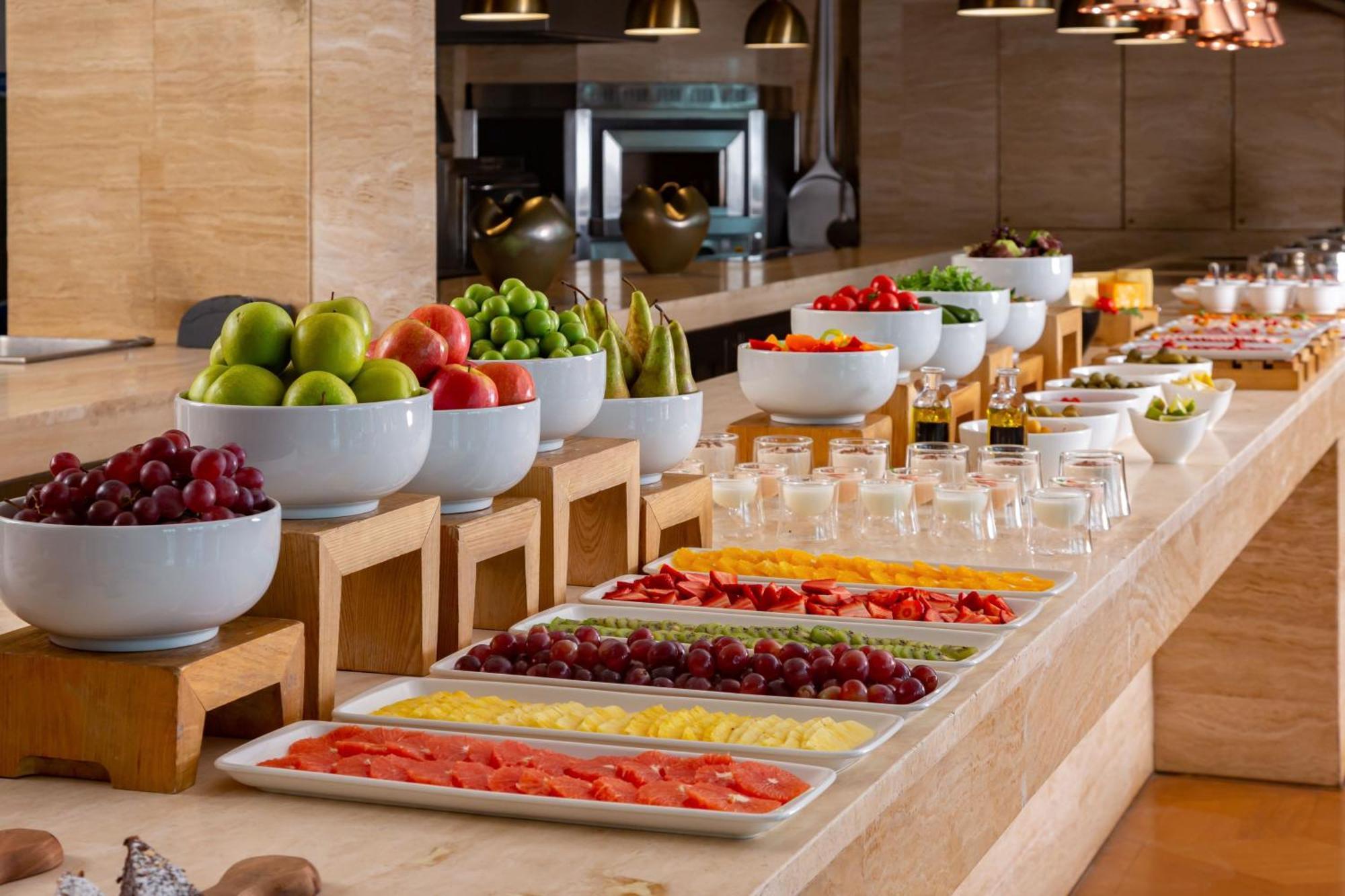 Sheraton Baku Intourist Ngoại thất bức ảnh A fruit salad bar