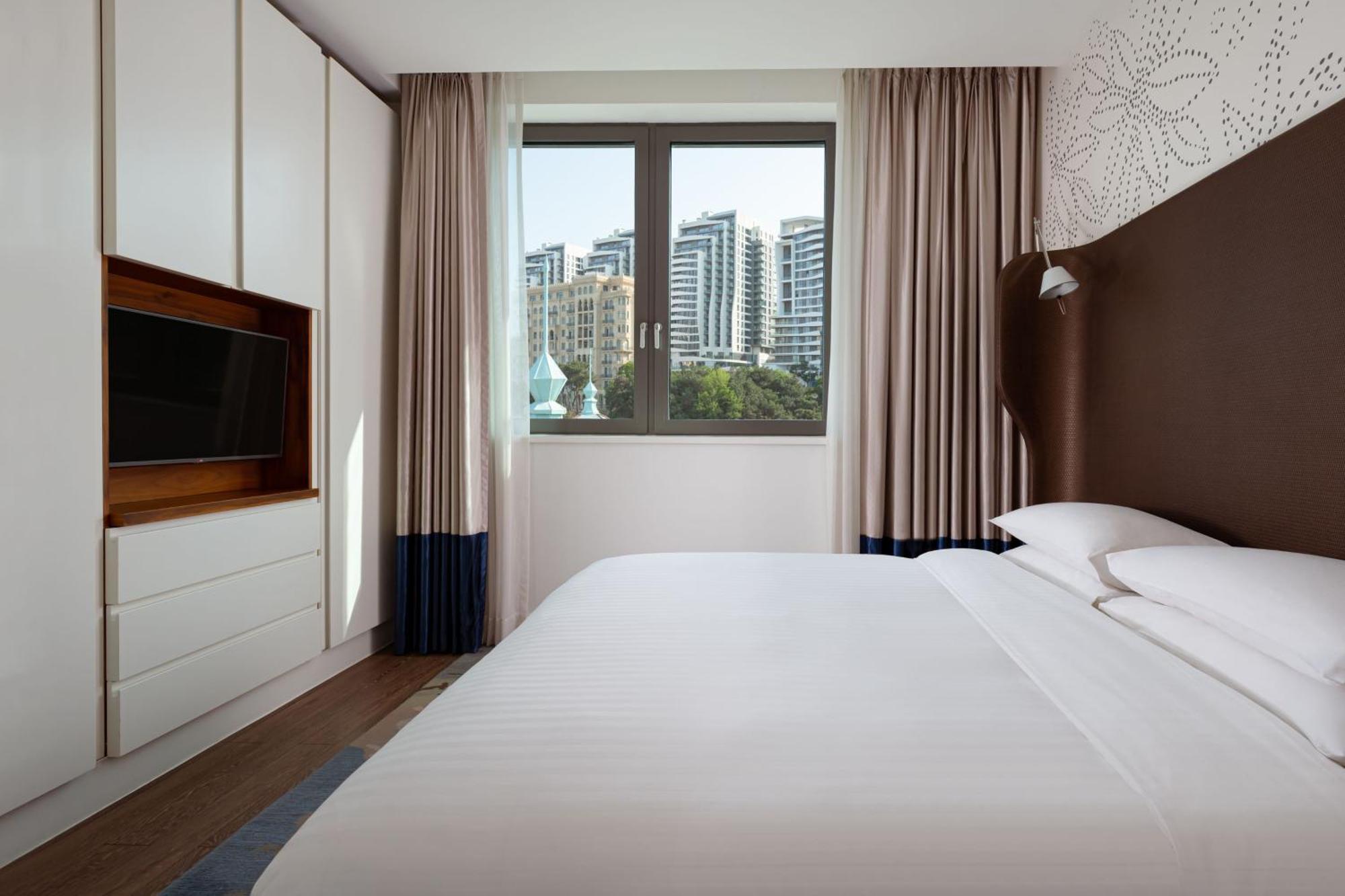 Sheraton Baku Intourist Ngoại thất bức ảnh A bedroom at the hotel