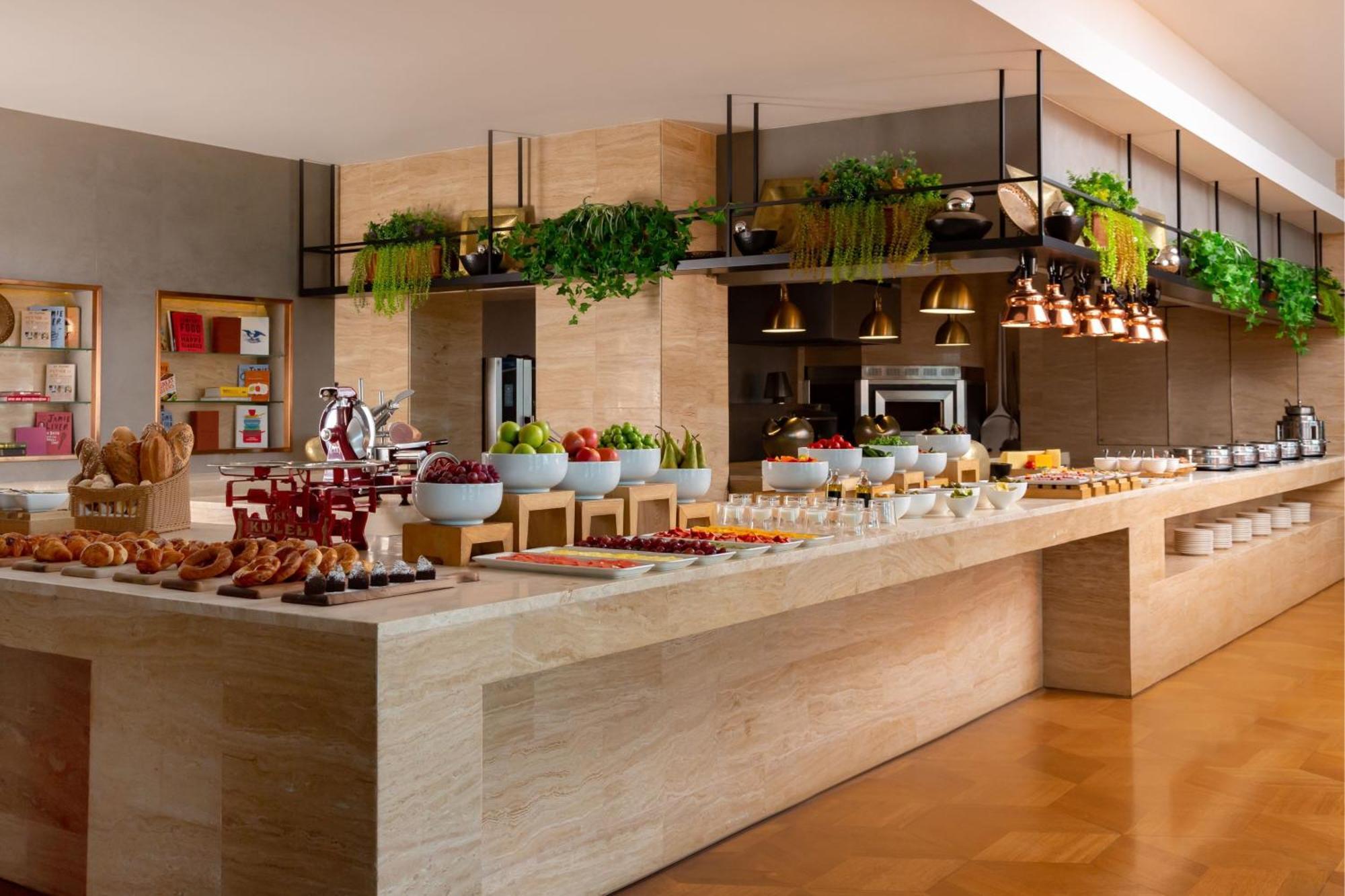 Sheraton Baku Intourist Ngoại thất bức ảnh The buffet at the hotel