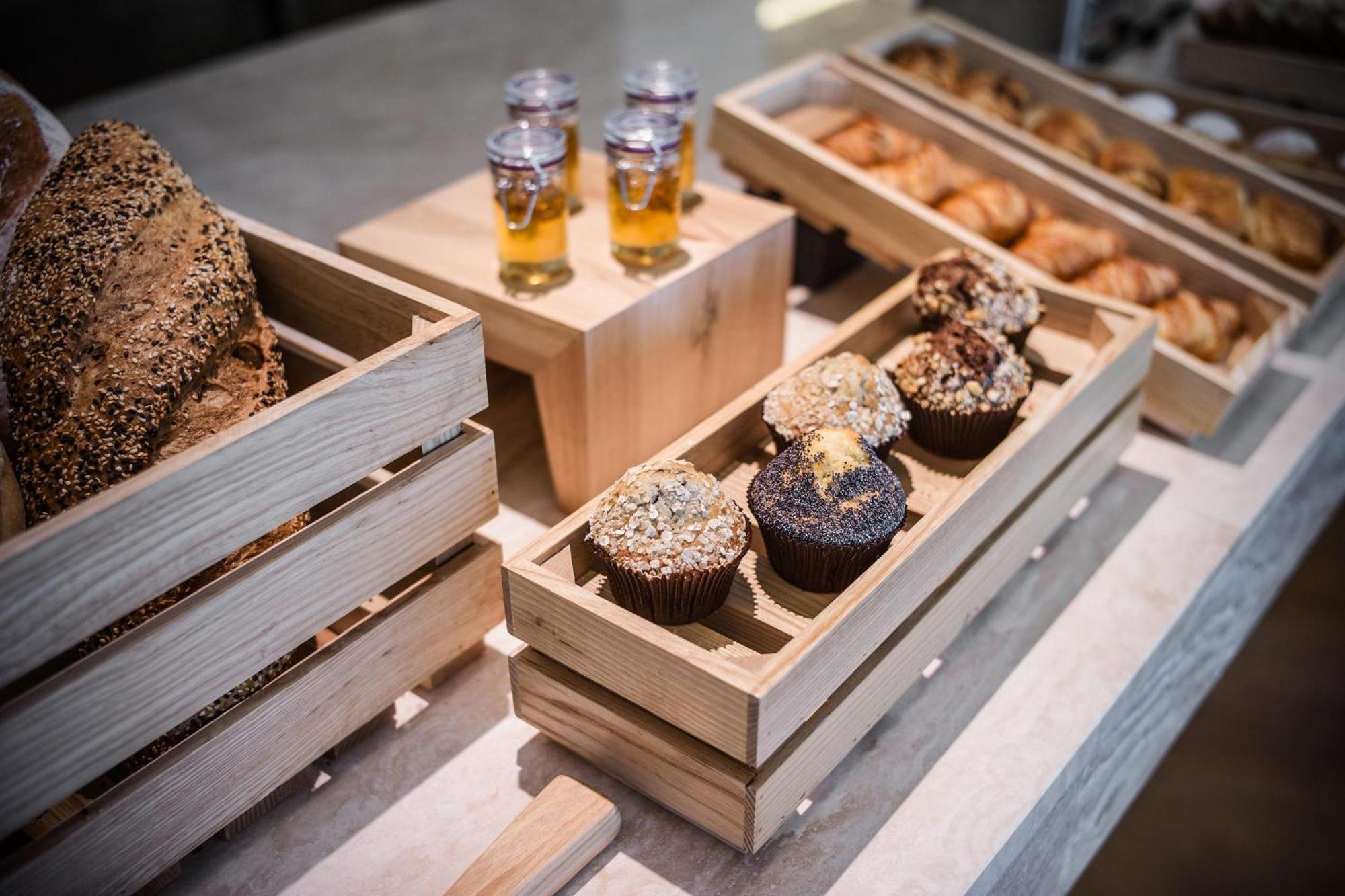Sheraton Baku Intourist Ngoại thất bức ảnh A selection of muffins at a buffet