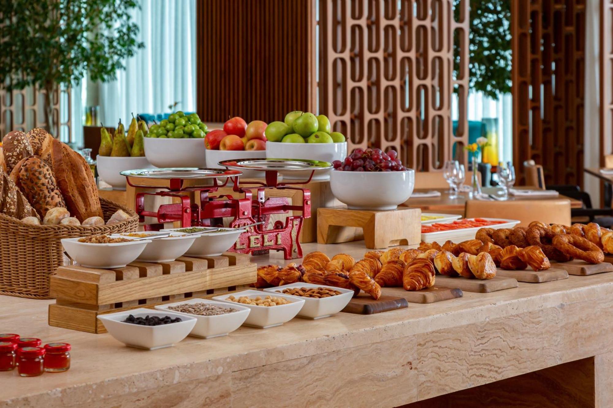 Sheraton Baku Intourist Ngoại thất bức ảnh A breakfast buffet at a hotel