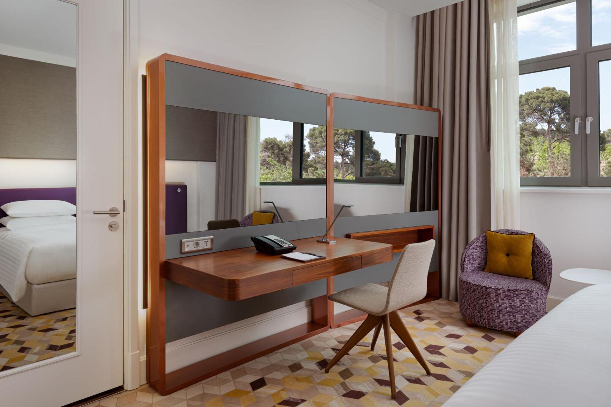 Sheraton Baku Intourist Ngoại thất bức ảnh A bedroom at the hotel
