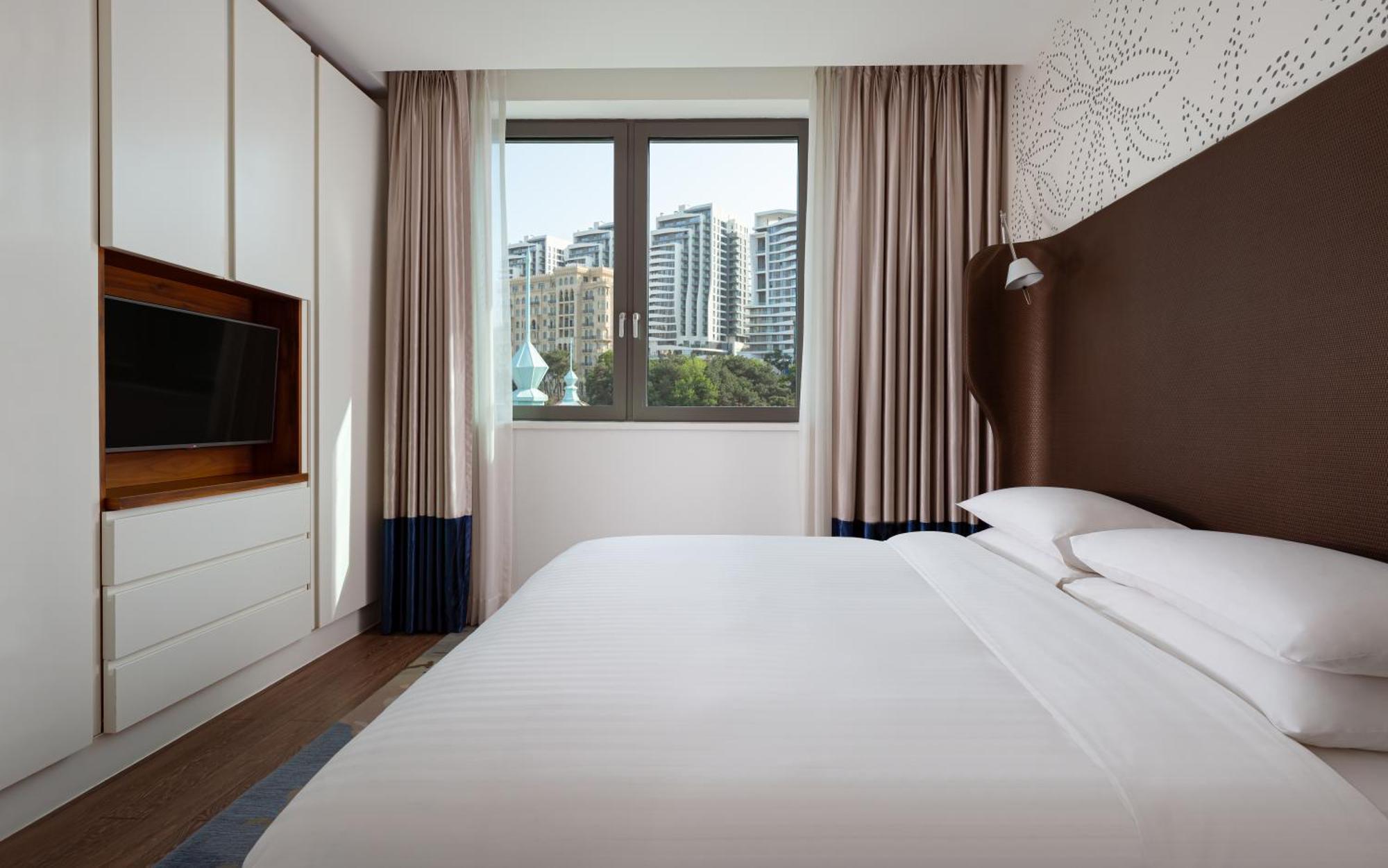 Sheraton Baku Intourist Ngoại thất bức ảnh A bedroom at the hotel
