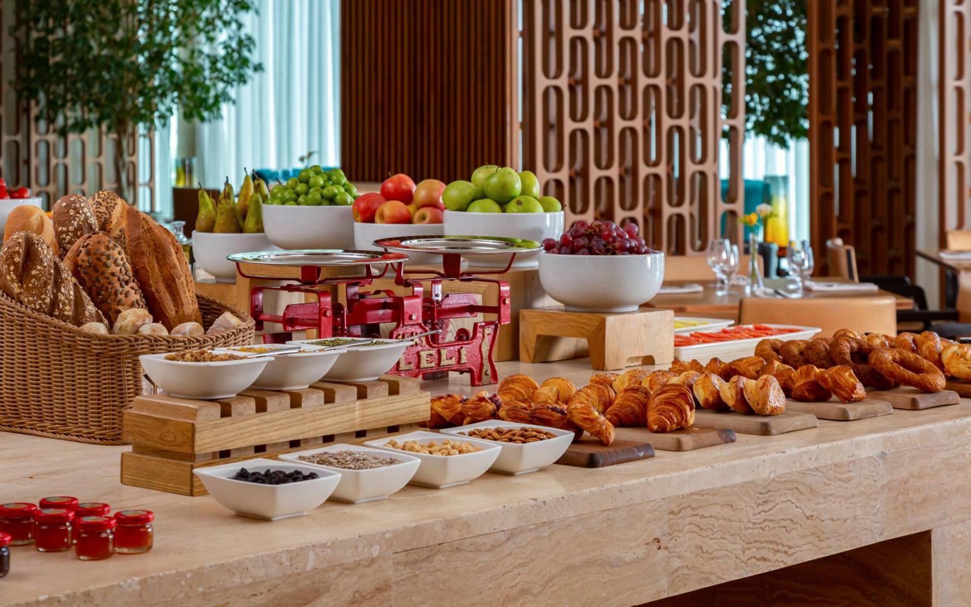 Sheraton Baku Intourist Ngoại thất bức ảnh A breakfast buffet