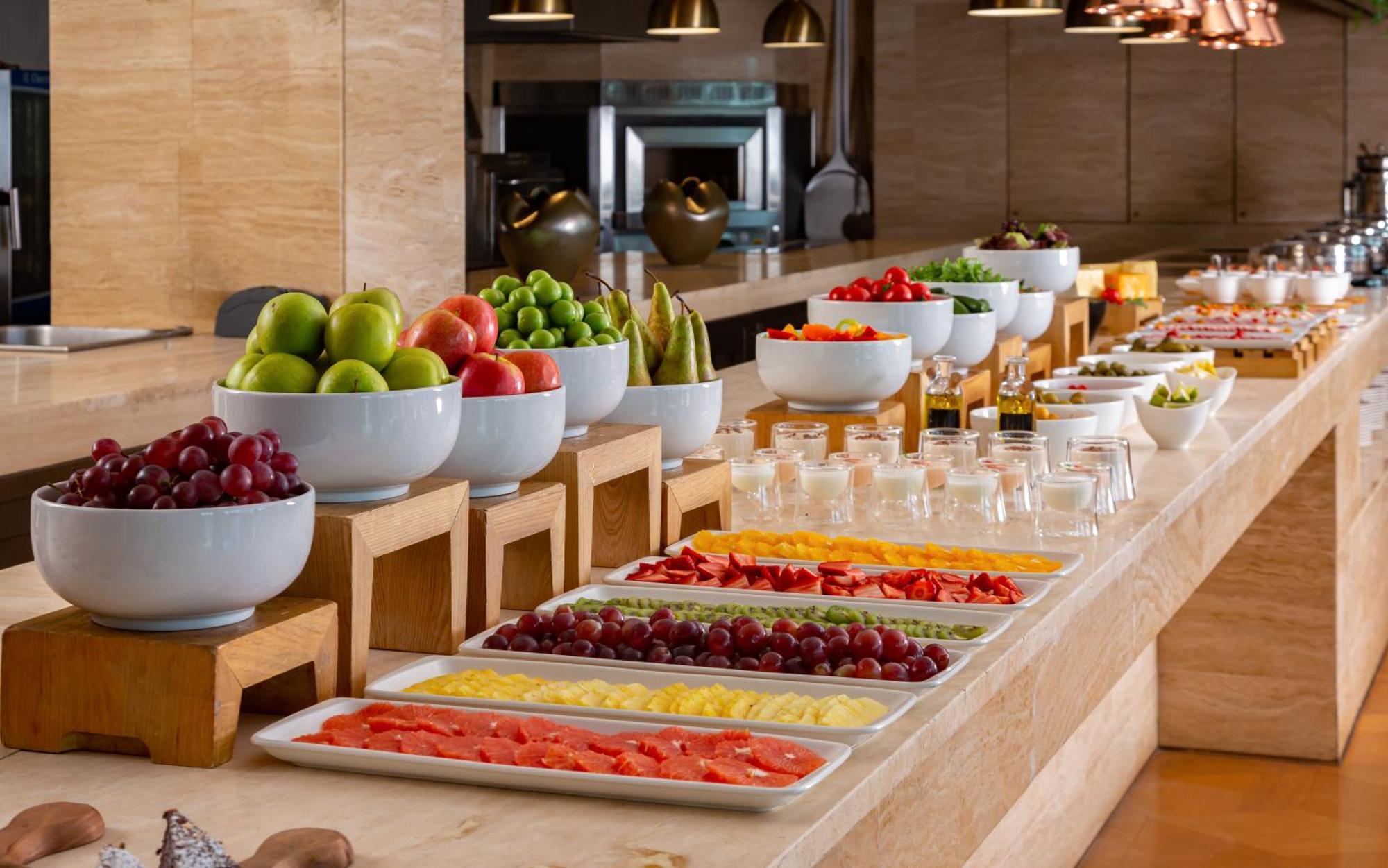 Sheraton Baku Intourist Ngoại thất bức ảnh A fruit salad bar